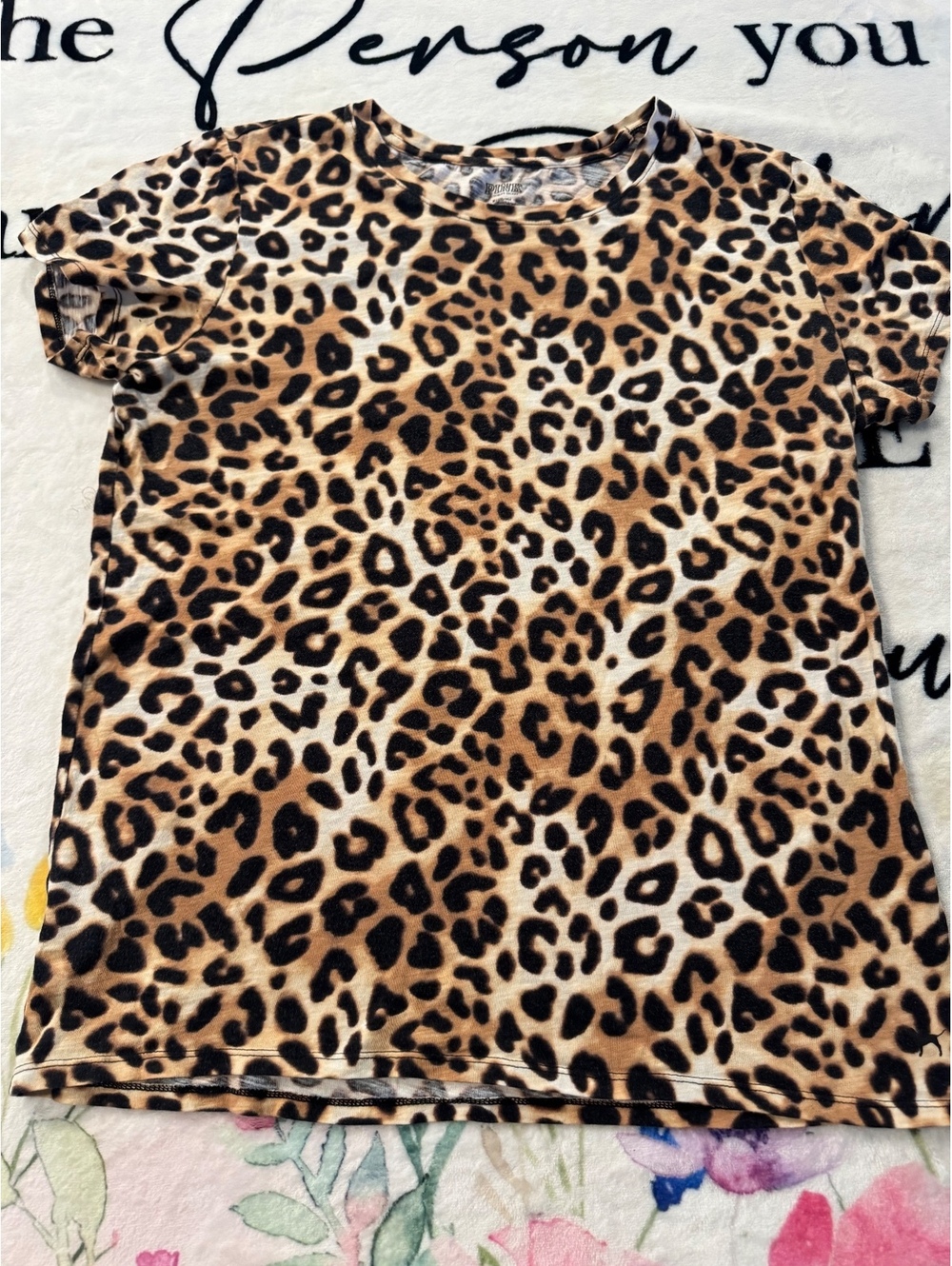 PINK short-sleeve t-shirt with a classic leopard print Size M